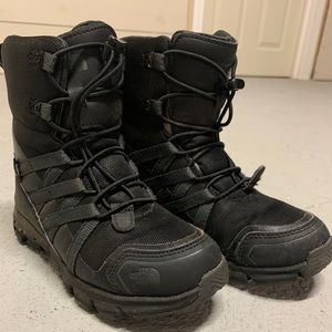 The North Face Junior winter sneakers.